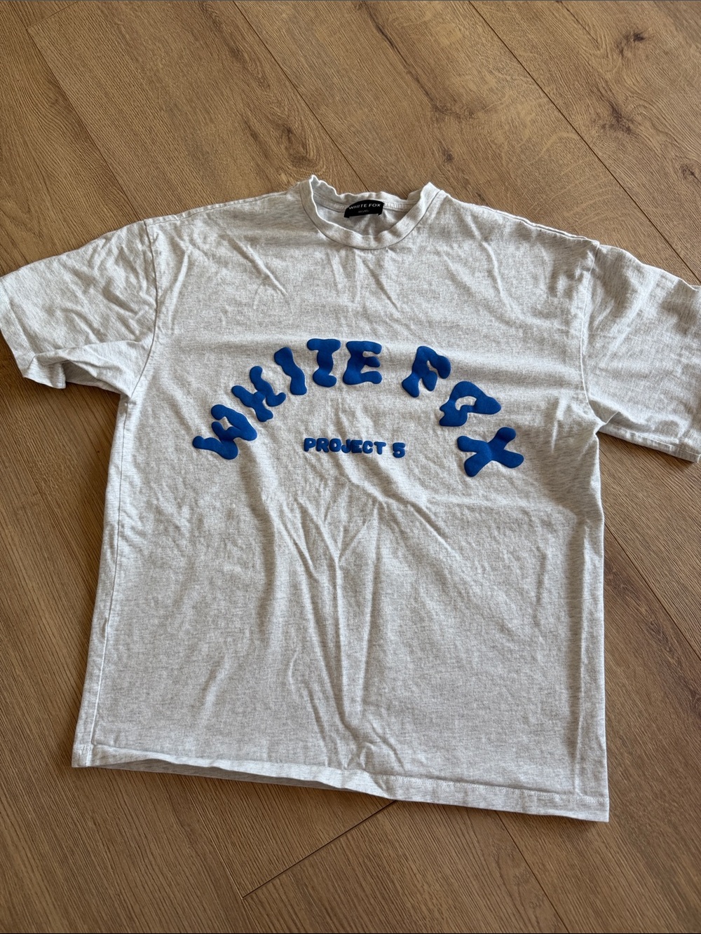 White Fox Boutique Cream Graphic Tee with Blue Logo - Sz. XXS EUC